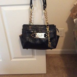 Women’s shoulder bag.